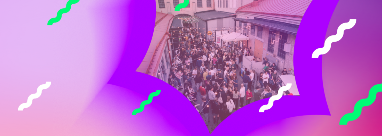 Rosa och lila bakgrund, stjärnformad bild av människor utomhus på festivalområdet Distriktfem.
